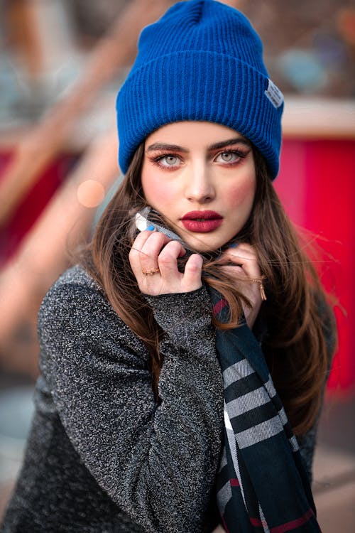 Gratis lagerfoto af beanie, brunette, grå lange ærmer