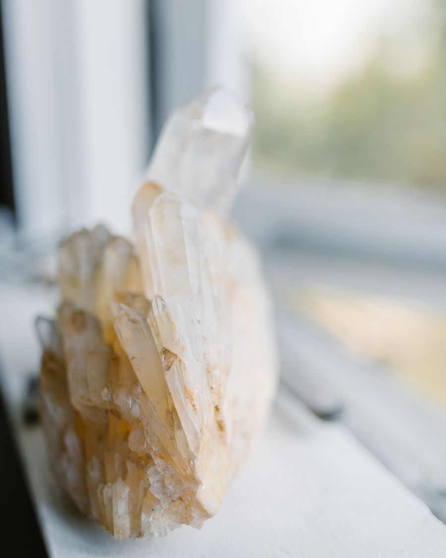 窗台上的白水晶簇特寫