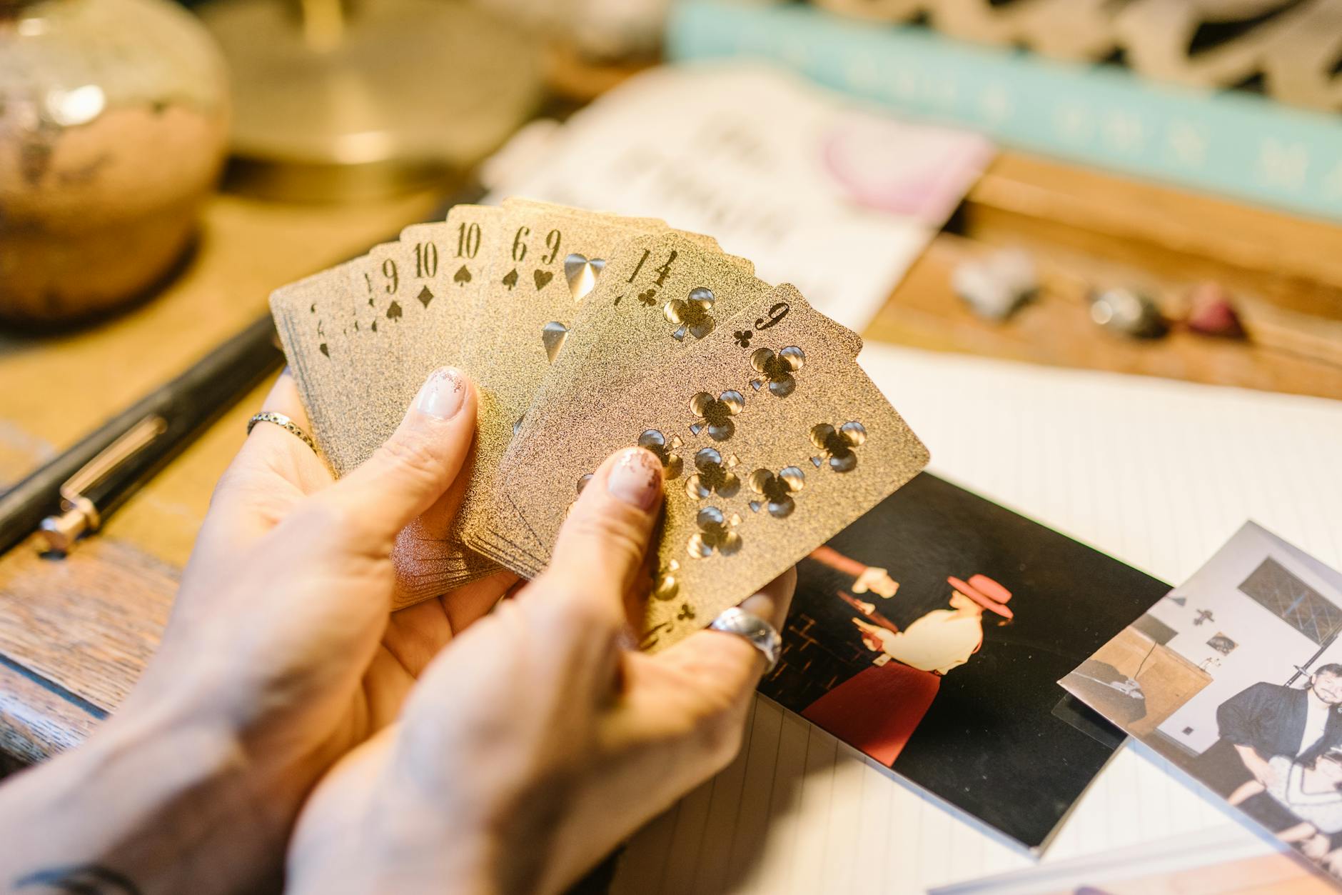 Ateş elementinin dinamizmini ve Koç burcunun gizli yeteneklerini temsil eden, alevler içinde görkemli bir koç figürü ve mistik enerji saçan astrolojik arka plan.