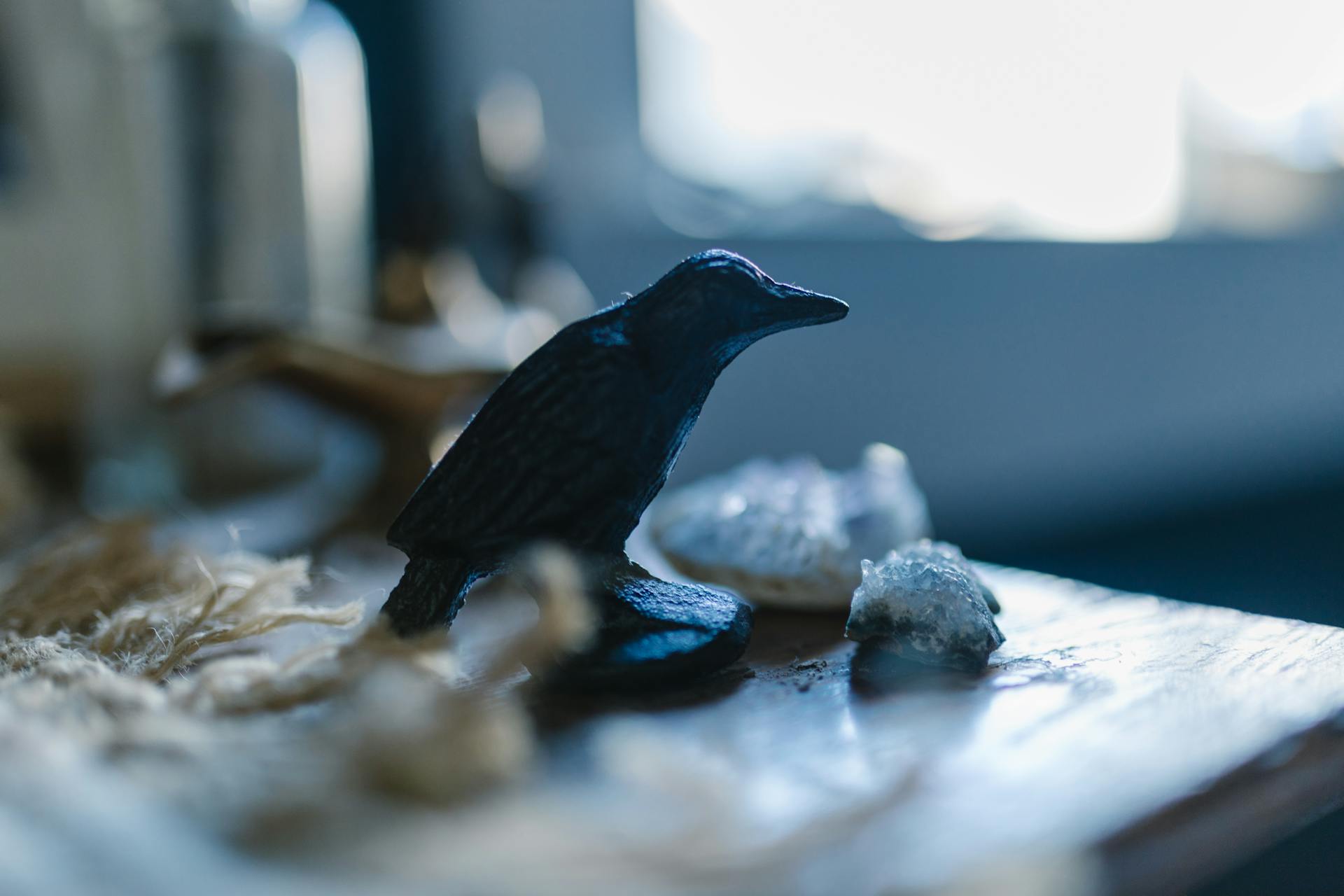 Une figurine de corbeau noir en miniature sur la table