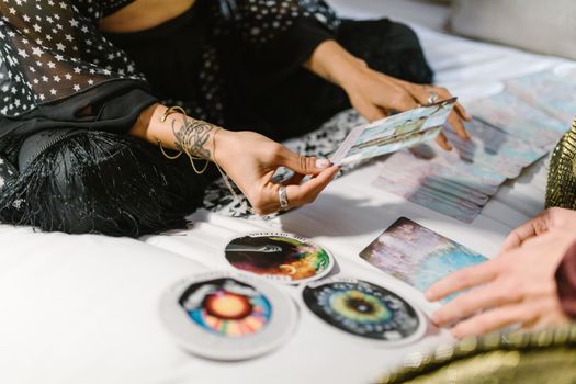 Karma a przeznaczenie: czy nasze wybory naprawdę kształtują przyszłość? 17 A woman performing a tarot reading with cards, conveying a mystical and spiritual atmosphere.