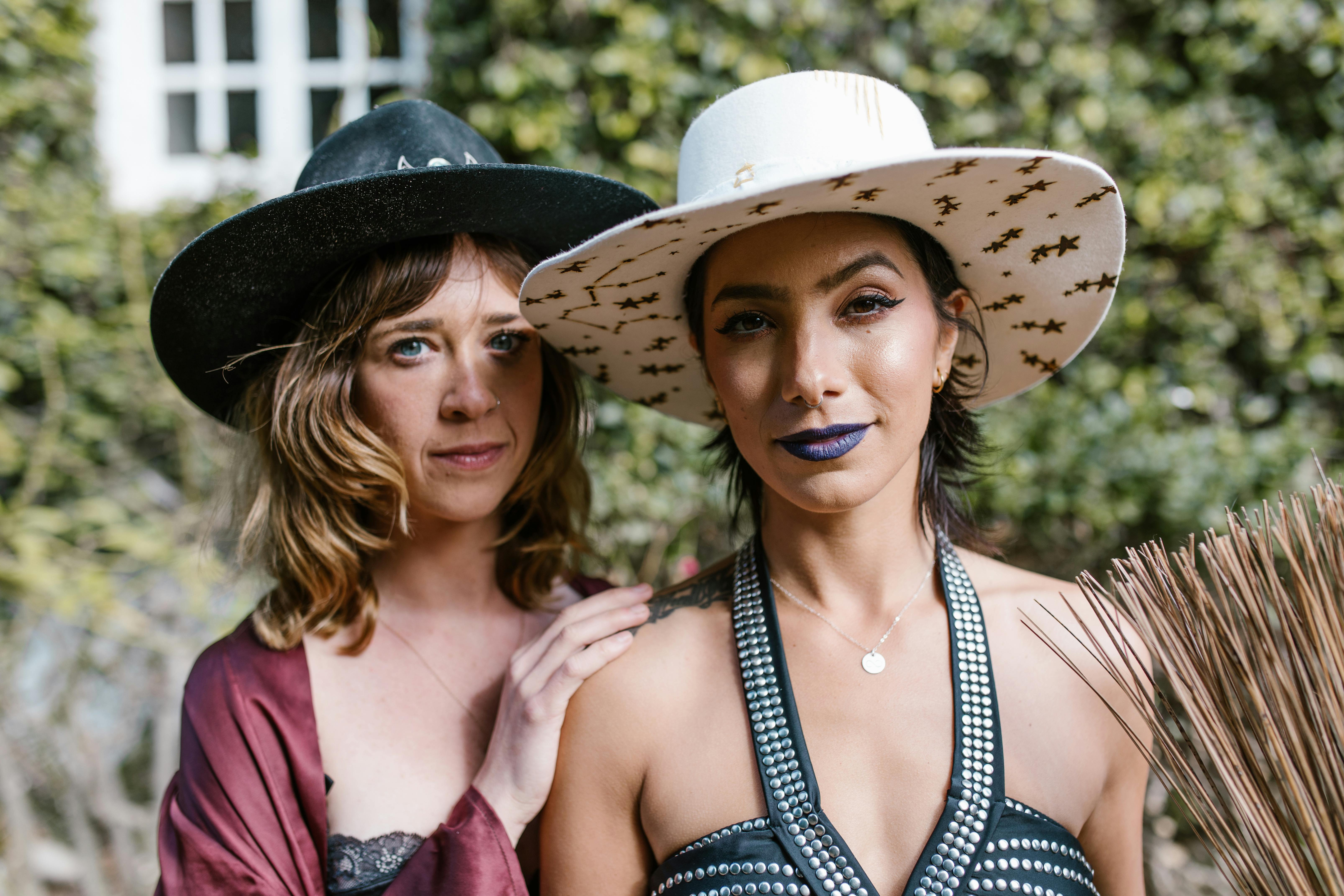 Sahne ışıkları altında altın bir taç takan görkemli aslan figürü ve liderliği temsil eden astrolojik semboller.