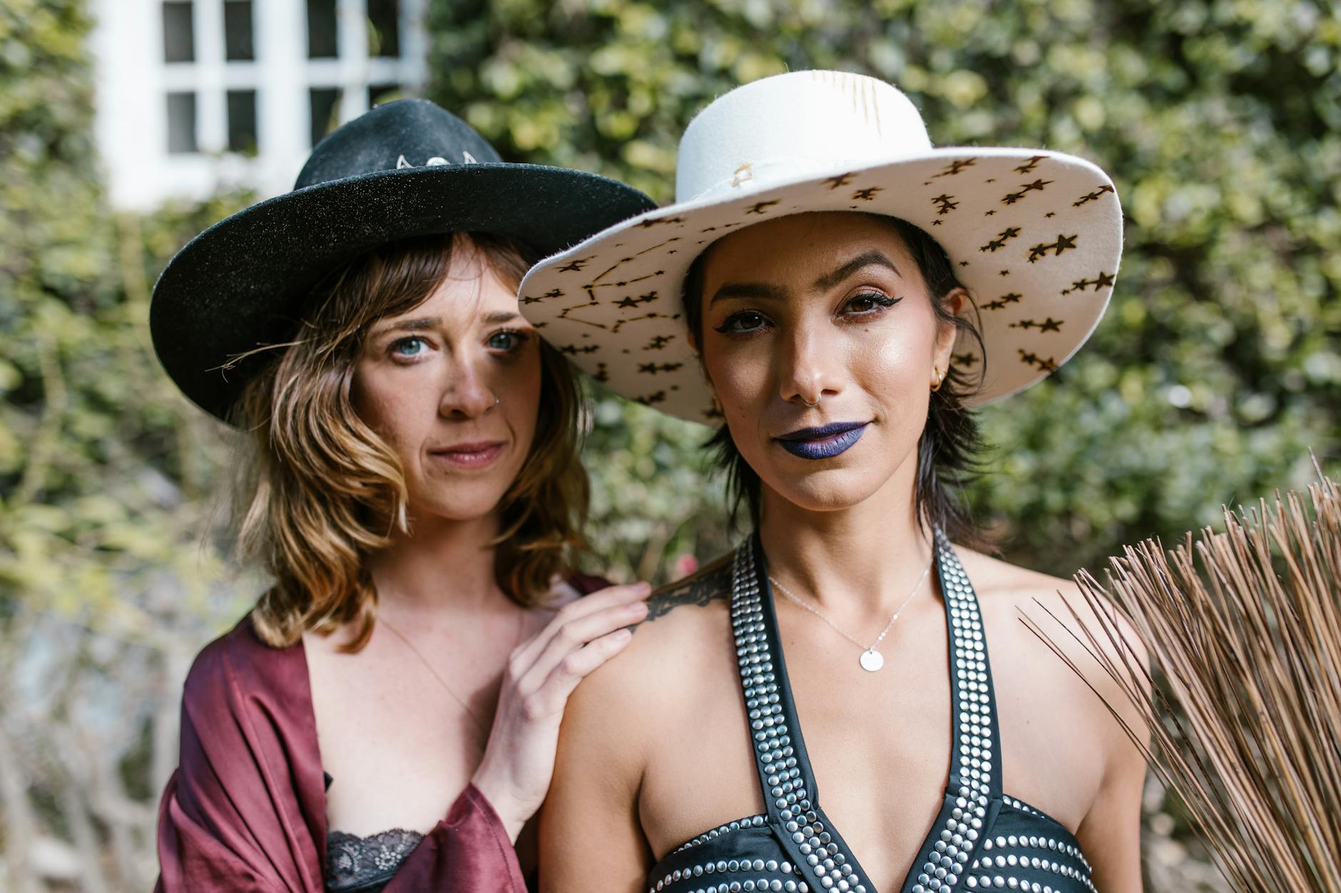 Koç burcunun enerjisini ve cesaretini yansıtan, parlayan bir gökyüzü altında kararlılıkla ilerleyen özgüvenli figür ve koç burcu sembolü.