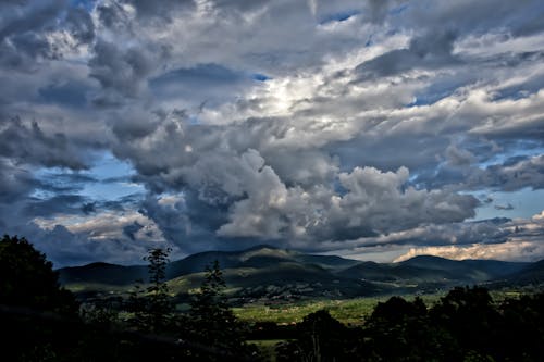 Gratis lagerfoto af bakke, bjerg, cumulusskyer