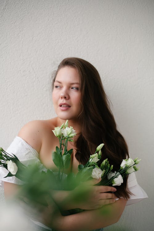 Immagine gratuita di capelli lunghi, donna, fiori bianchi
