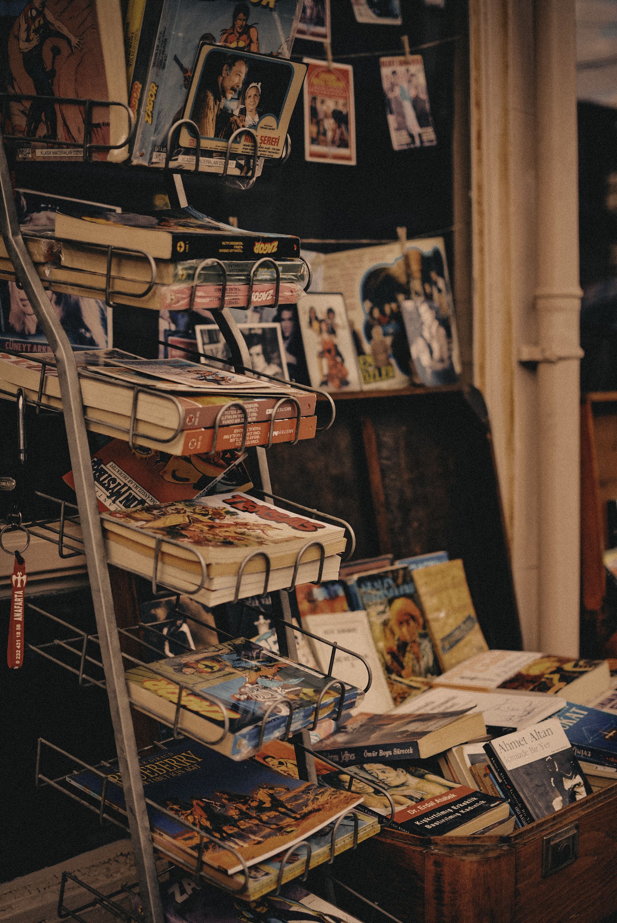 Fumetti su scaffale vintage