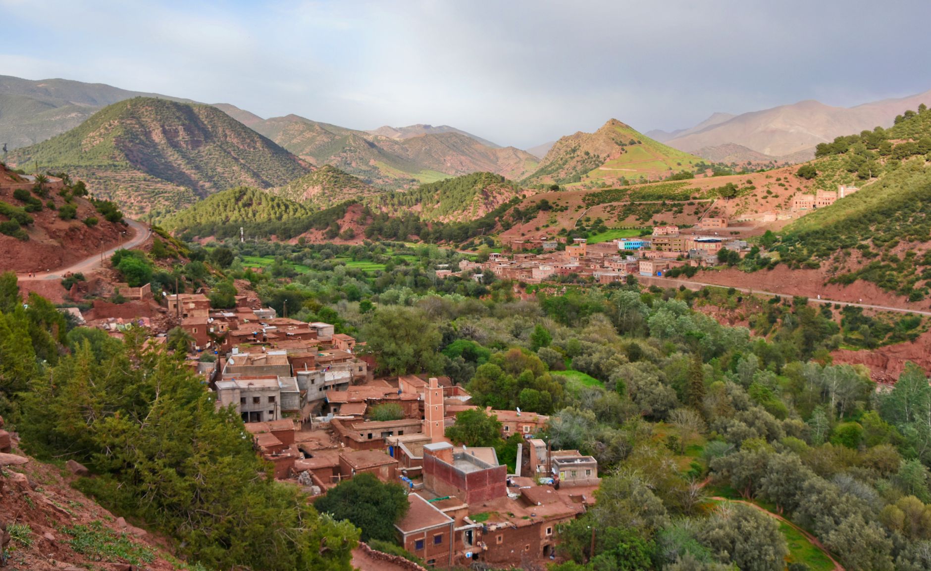 Photo : Tom D'Arby / Pexels Scenic aerial view of Ait Barka village amidst lush green valleys and rugged mountains.