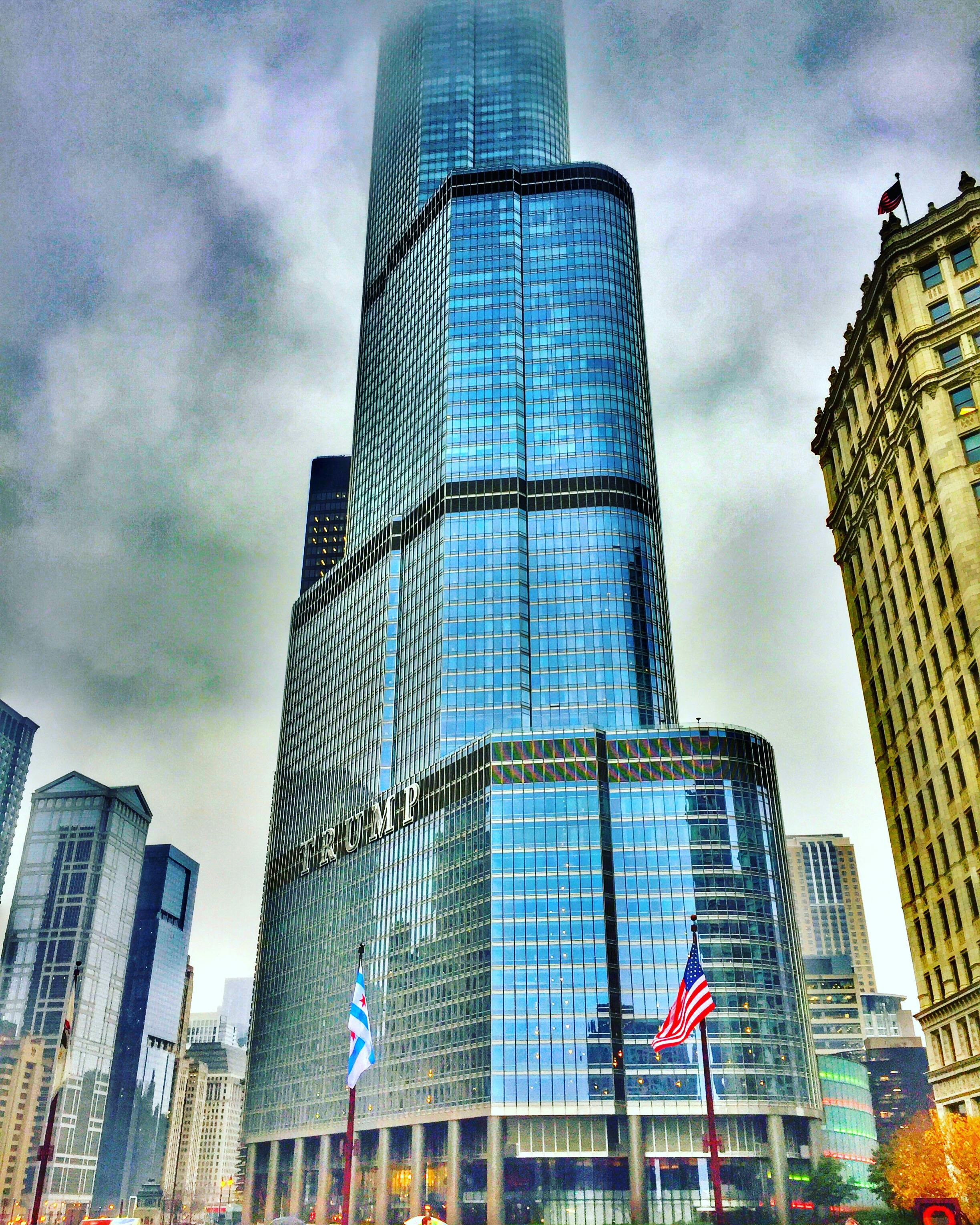 标志性的芝加哥摩天大楼高耸在戏剧性的多云天空下