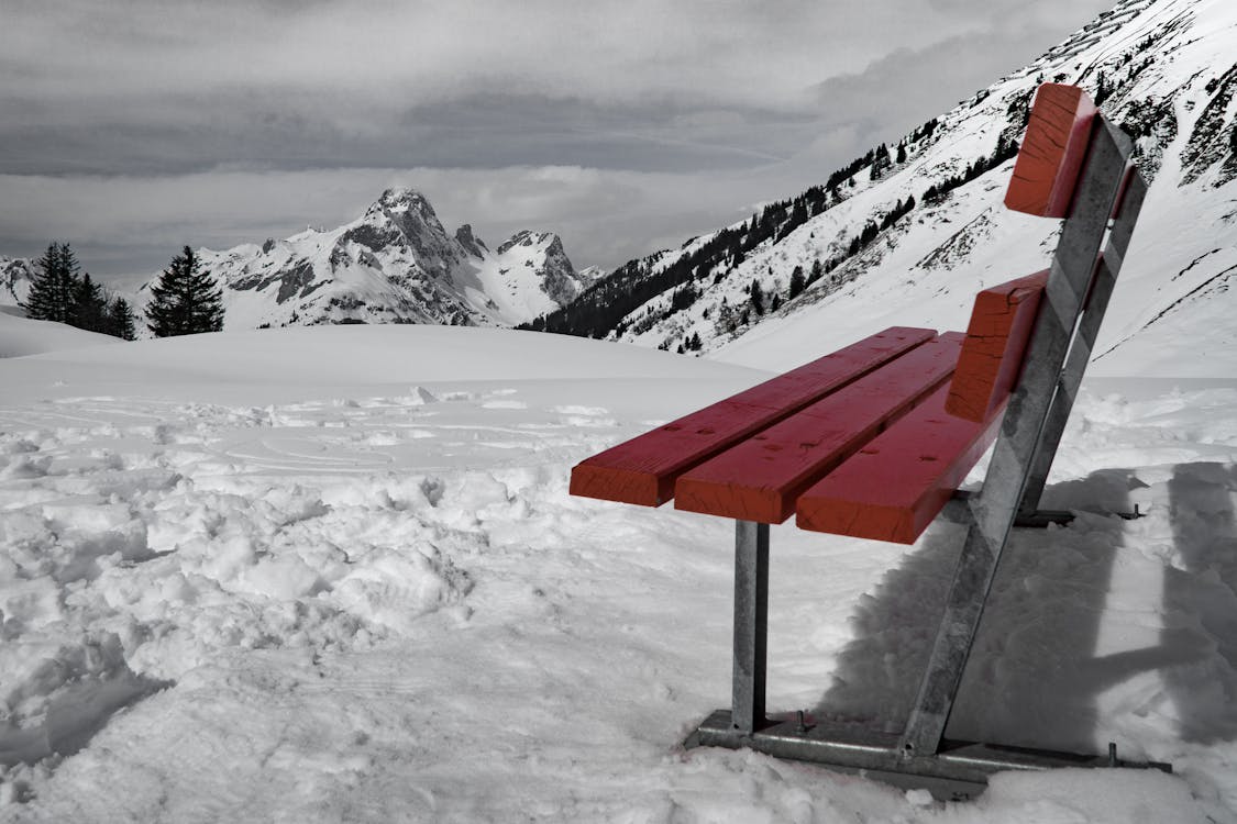 無料 昼間の山の近くの雪の上の灰色と茶色のベンチ 写真素材