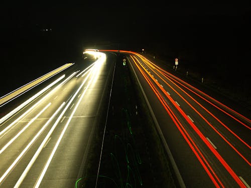 Foto profissional grátis de autobahn, automóveis, branco