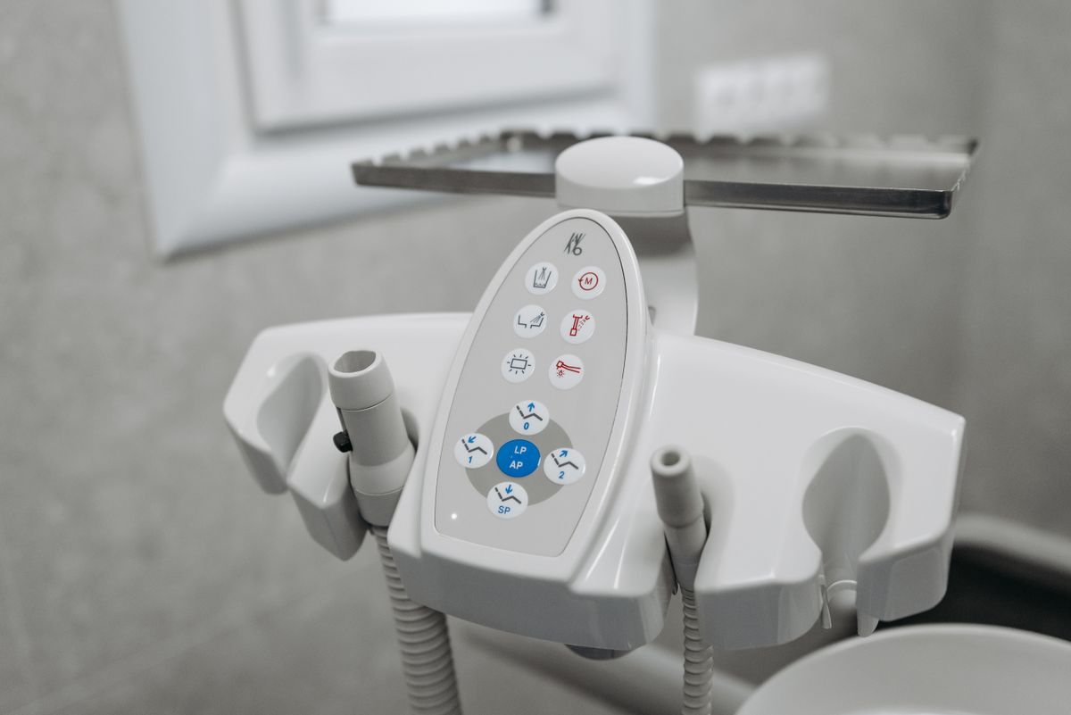 Equipo dental moderno en sala de tratamiento