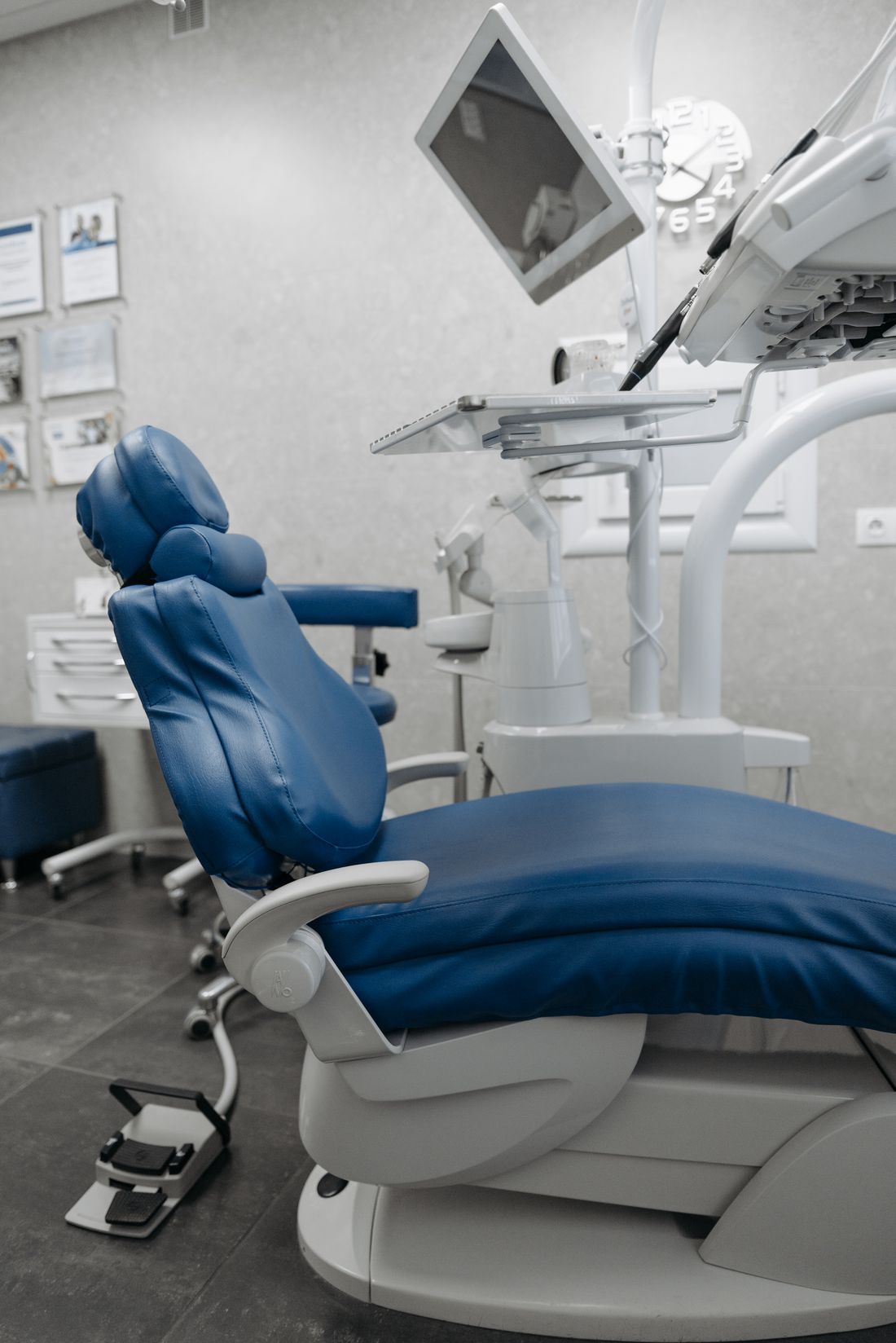 A dental practice team working, illustrating analytics & reporting