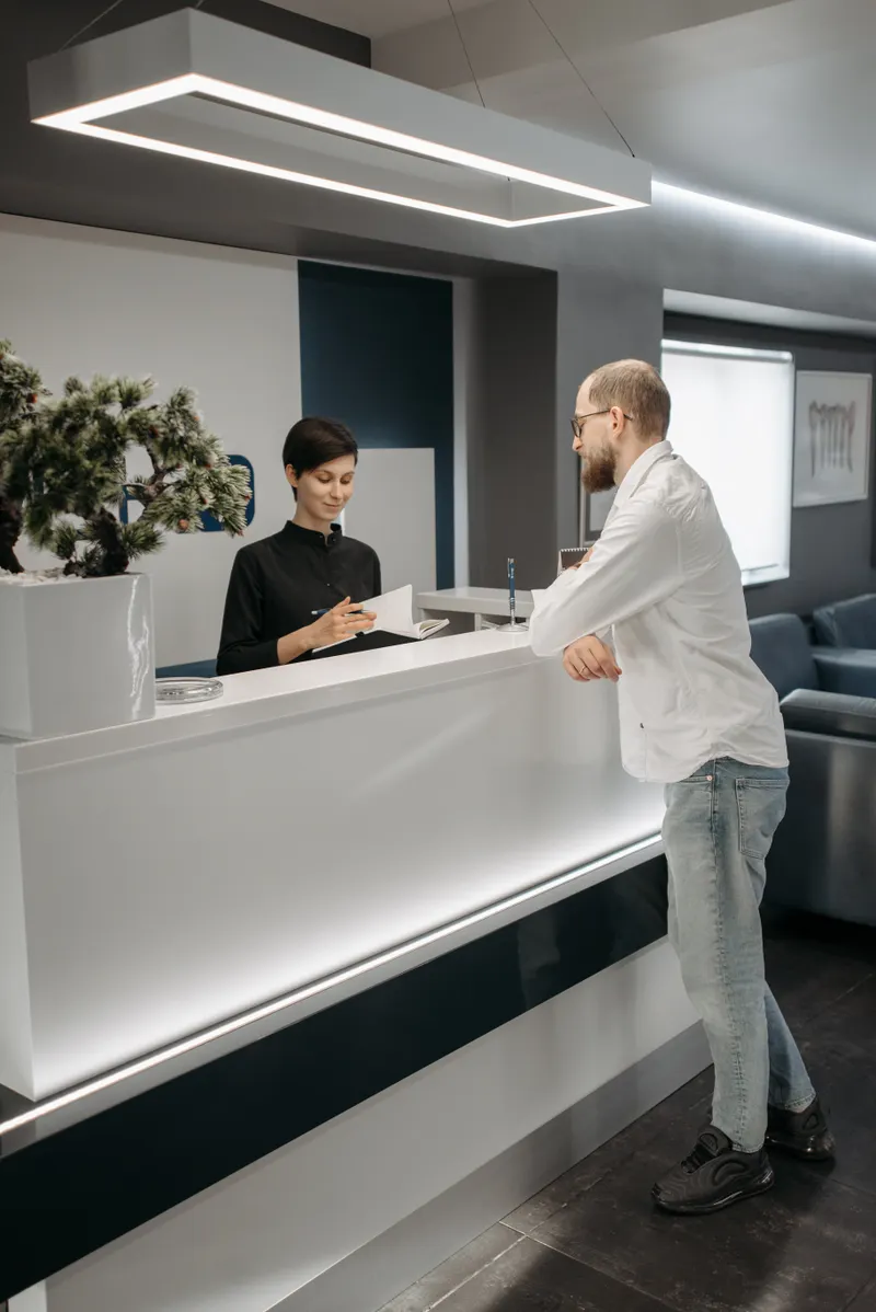 Équipe de conciergerie Covell lors d'une réunion dans des bureaux parisiens