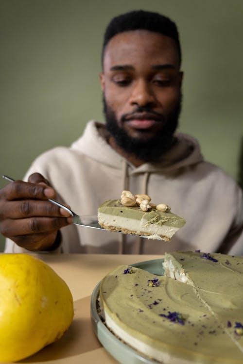 Gratis stockfoto met Afrikaanse man, bebaarde, cake