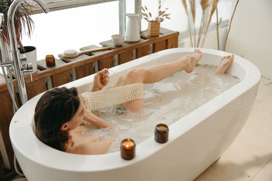 What Safety Data Reveals About Baby Bathtubs and Bath Accessories A serene moment of relaxation in a bathtub surrounded by warm candlelight indoors.