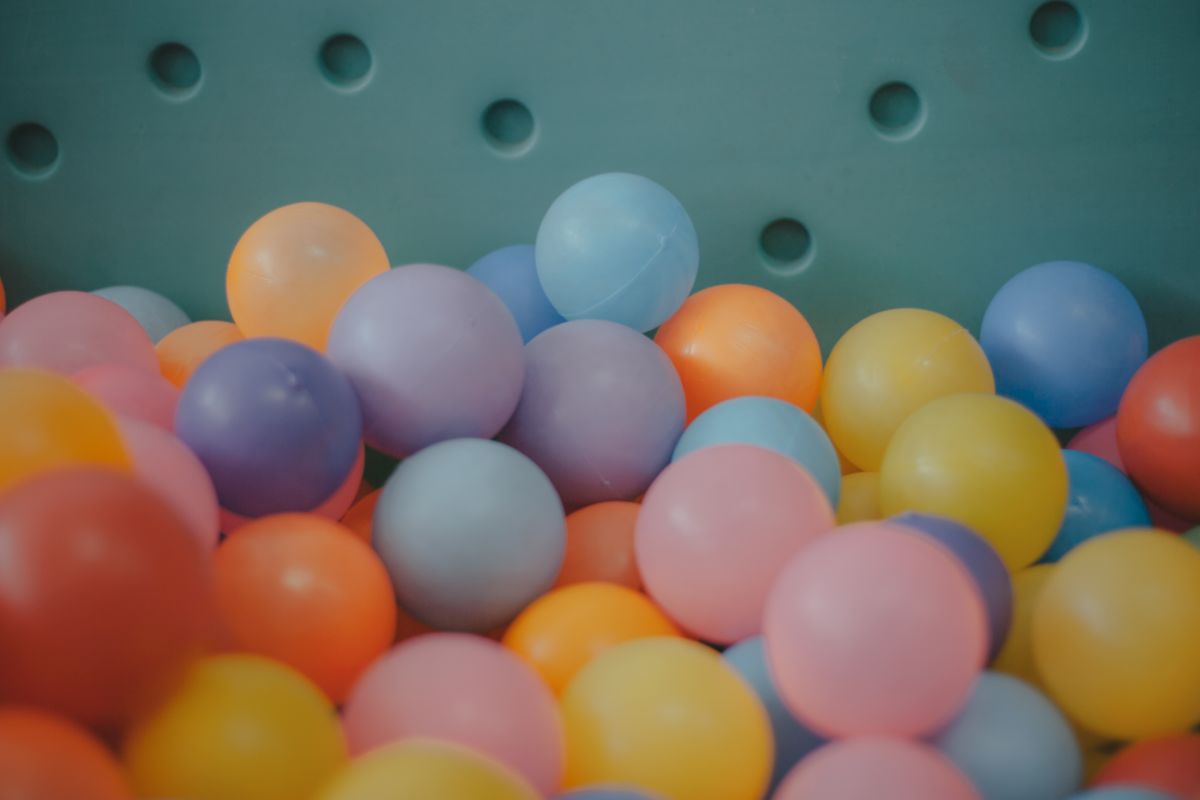 Renkli bingo kartları ve sayı topları yakın çekim fotoğraf