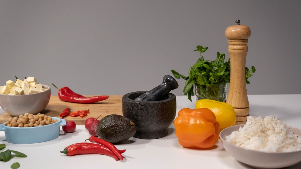 Rice bowl with cooked chickpeas and red bell pepper