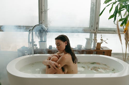 Mujer relajándose en baño de espuma