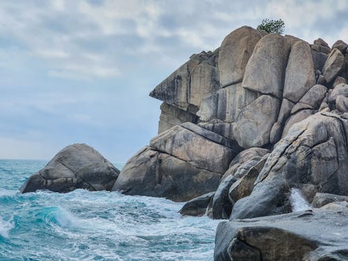 Gratis arkivbilde med bergformasjon, bølger, kyst