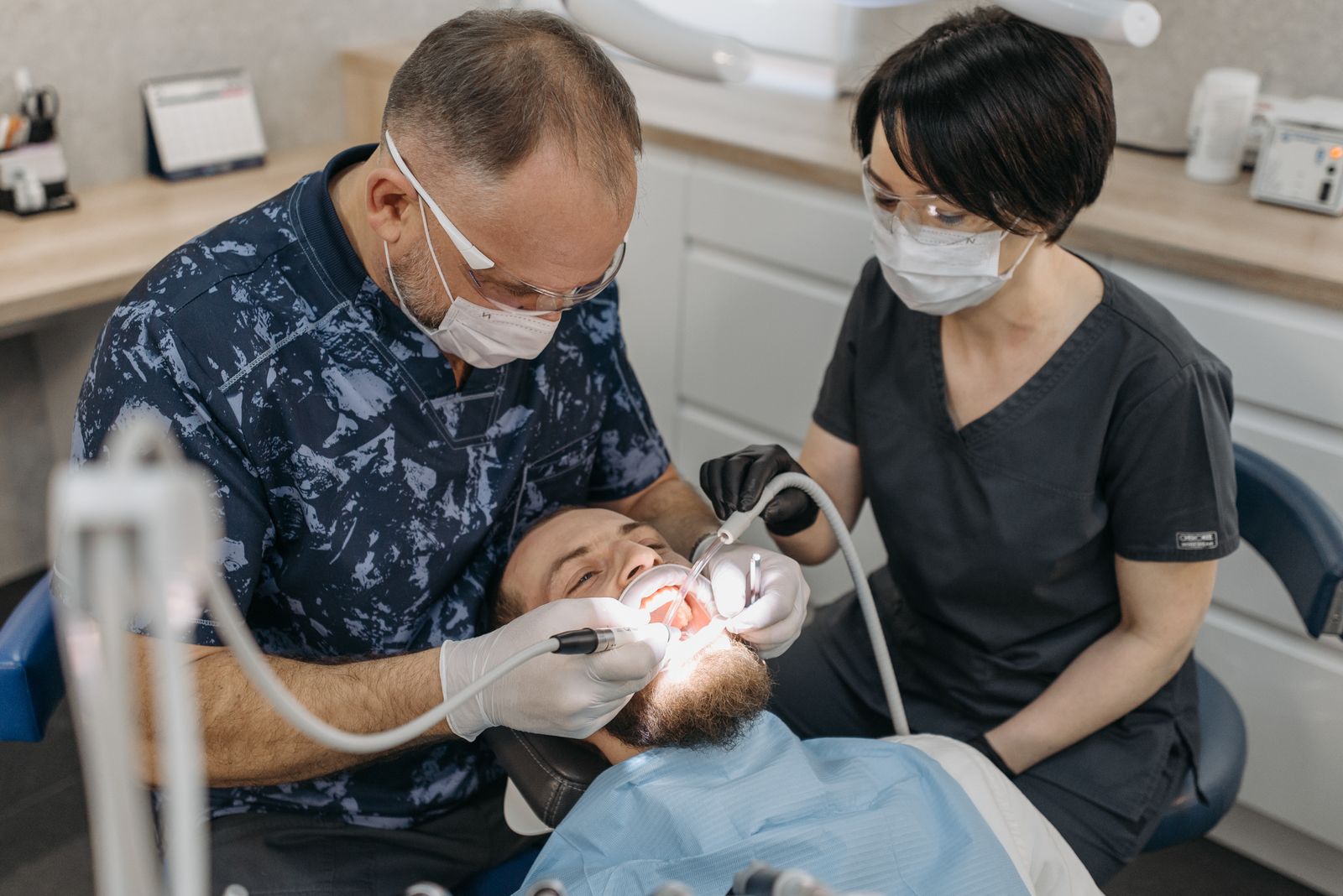 Dentista e assistente durante un intervento di implantologia