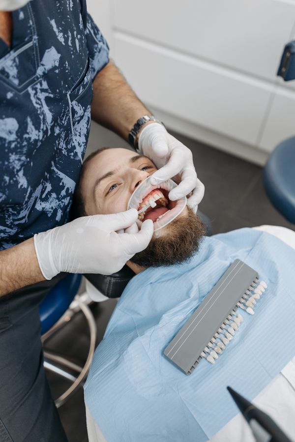 Paciente satisfecha evaluando tratamiento dental
