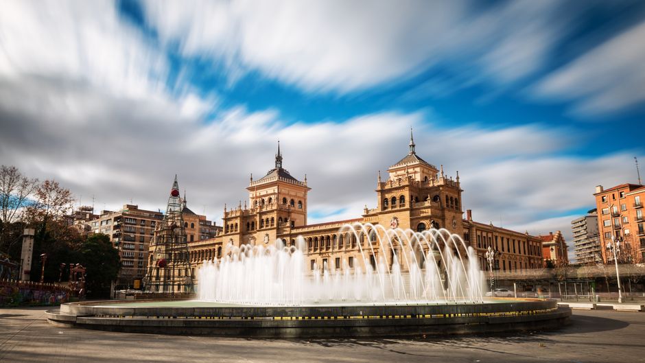Toma de larga exposición de la Academia de Caballería de Valladolid y la fuente con nubes dinámicas.