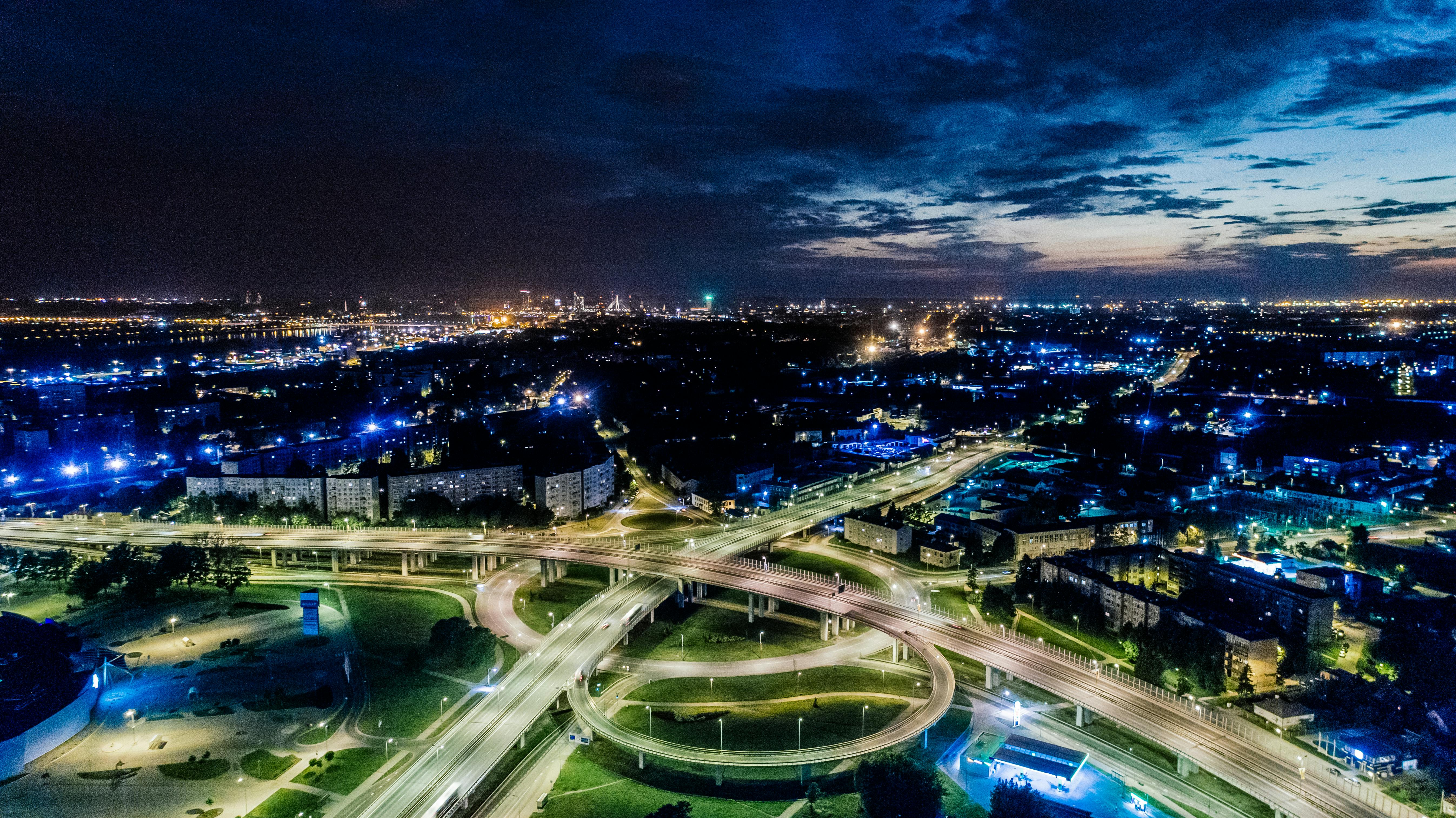 photography of city during nighttime