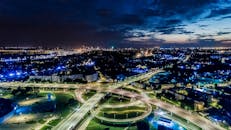 黄昏时，鸟瞰图中充满活力的城市景观照亮了高速公路和天际线