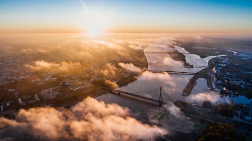 Vista A Volo D'uccello Degli Edifici Della Città Durante Il Tramonto