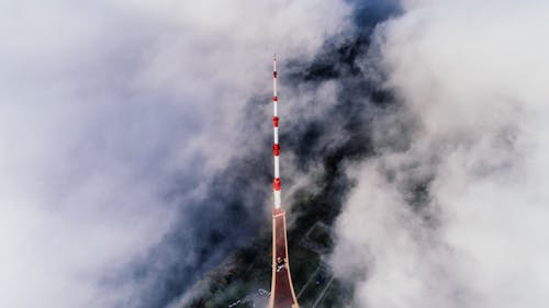 Fotografía Aérea De La Torre De Rayas Rojas Y Blancas Cerca De Las Nubes