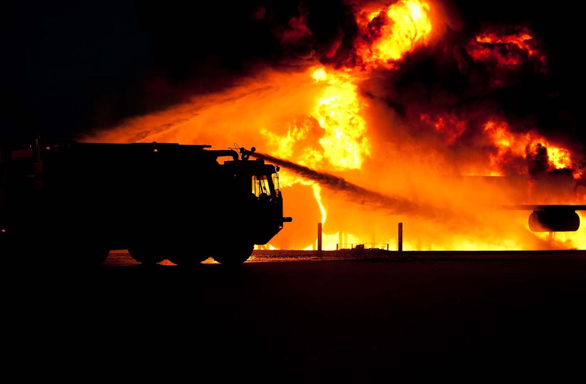 無料 消防車が火に水を噴霧 写真素材
