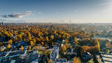 秋天的城市鸟瞰图令人叹为观止，展示了充满活力的树叶和天际线上独特的塔