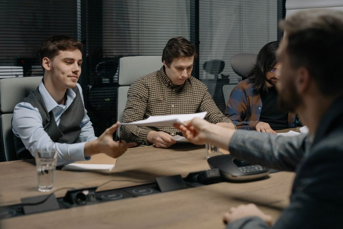 IA en réunion : votre assistant IA peut-il écouter et décider ?