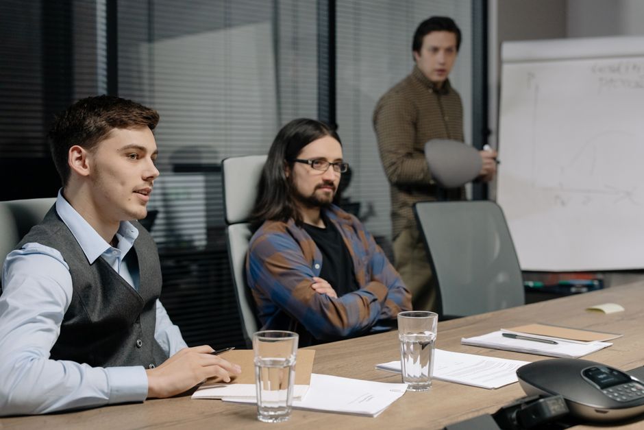 Colegas discutiendo ideas en una reunión de oficina moderna.