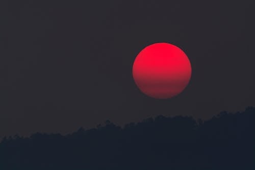 grátis Lua Vermelha Durante A Noite Foto profissional