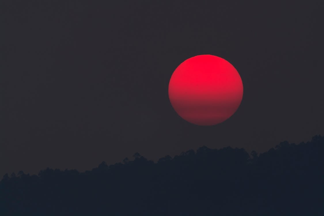 Bulan Merah Saat Malam Hari