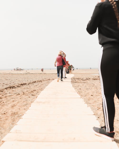 Fotobanka s bezplatnými fotkami na tému breh, chôdza, ľudia