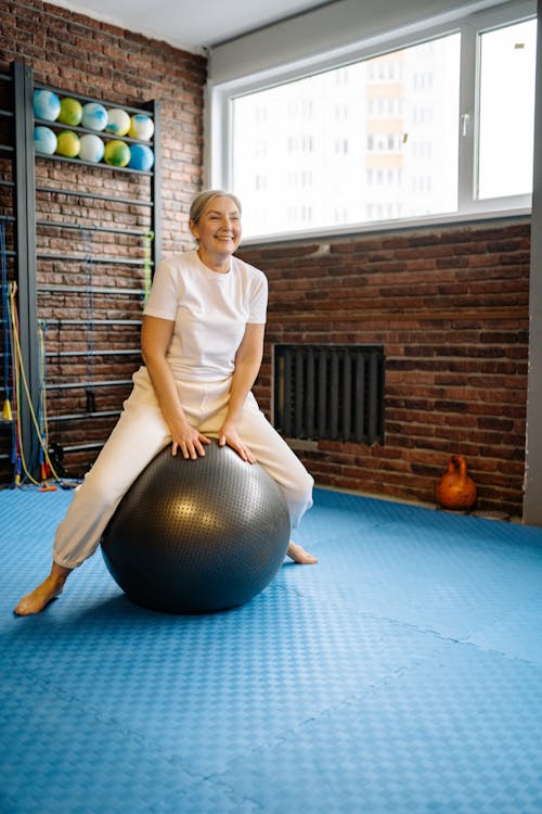 Women in the Gym Using the Exercise Equipment · Free Stock Photo