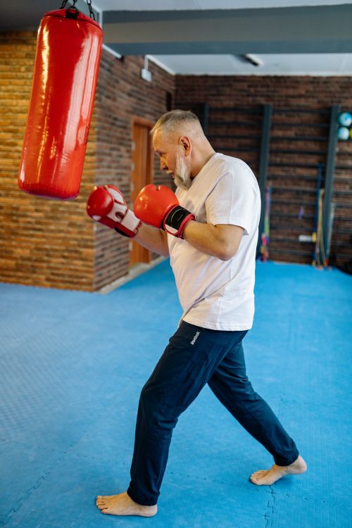 Free Elderly man boxing indoors, focusing on fitness and technique. Stock Photo