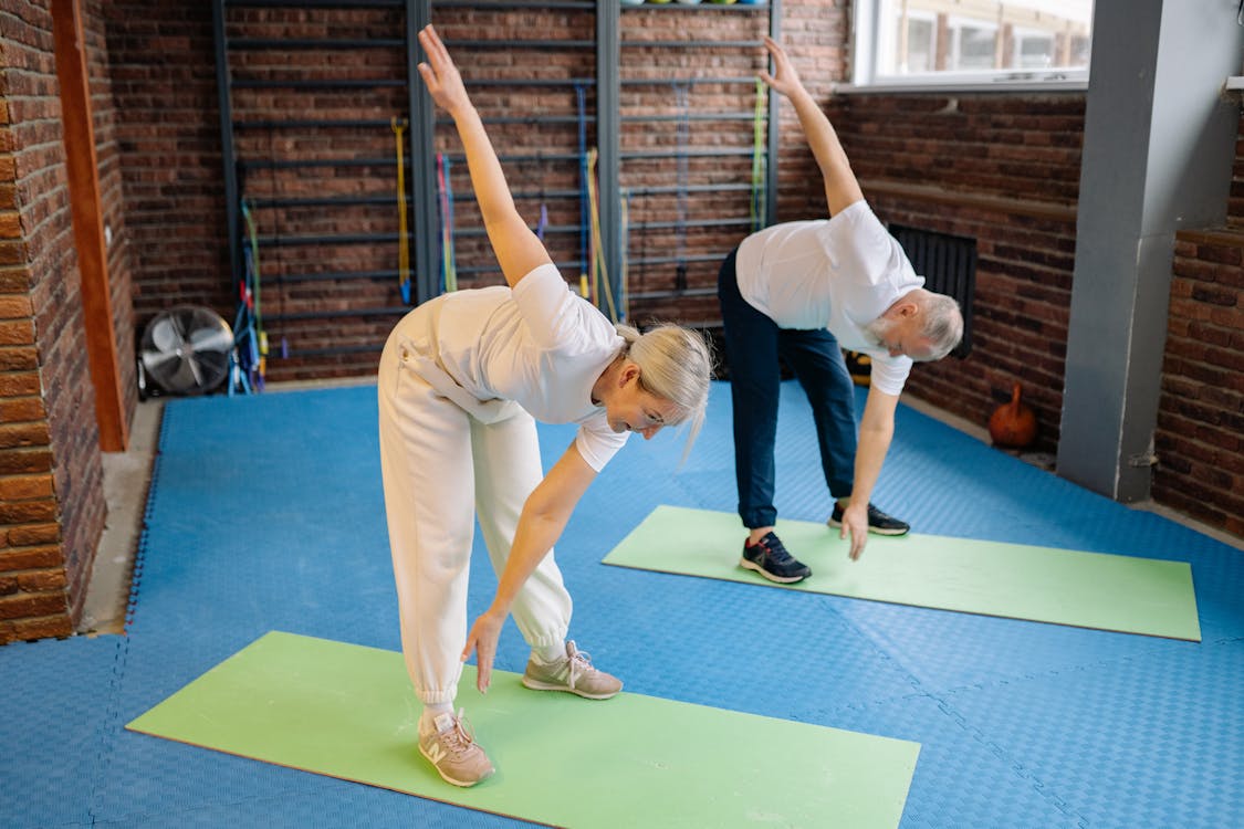 Una chica en el gimnasio hace yoga y fitness en una colchoneta de gimnasia
