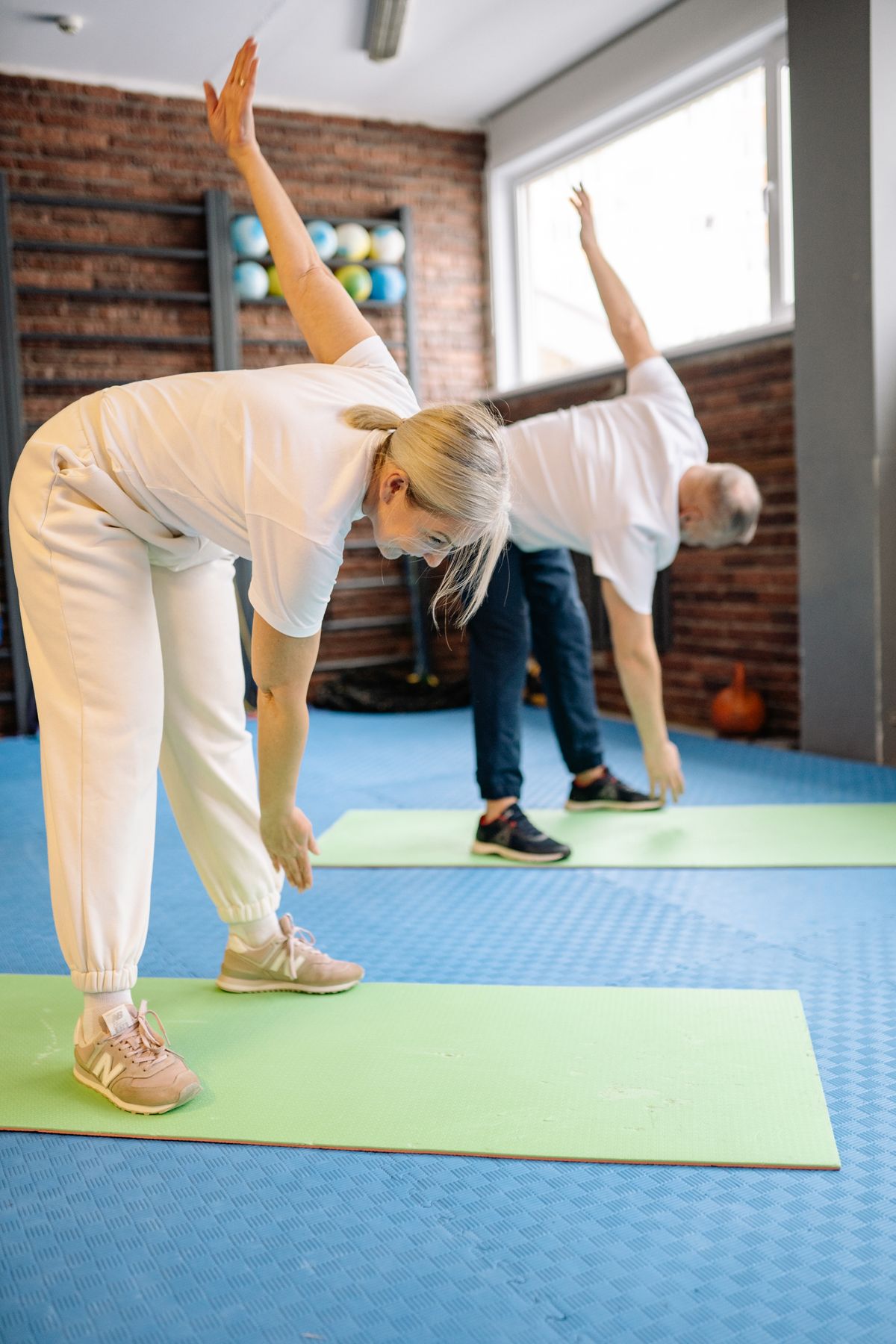 Adultos mayores entrenando en sala