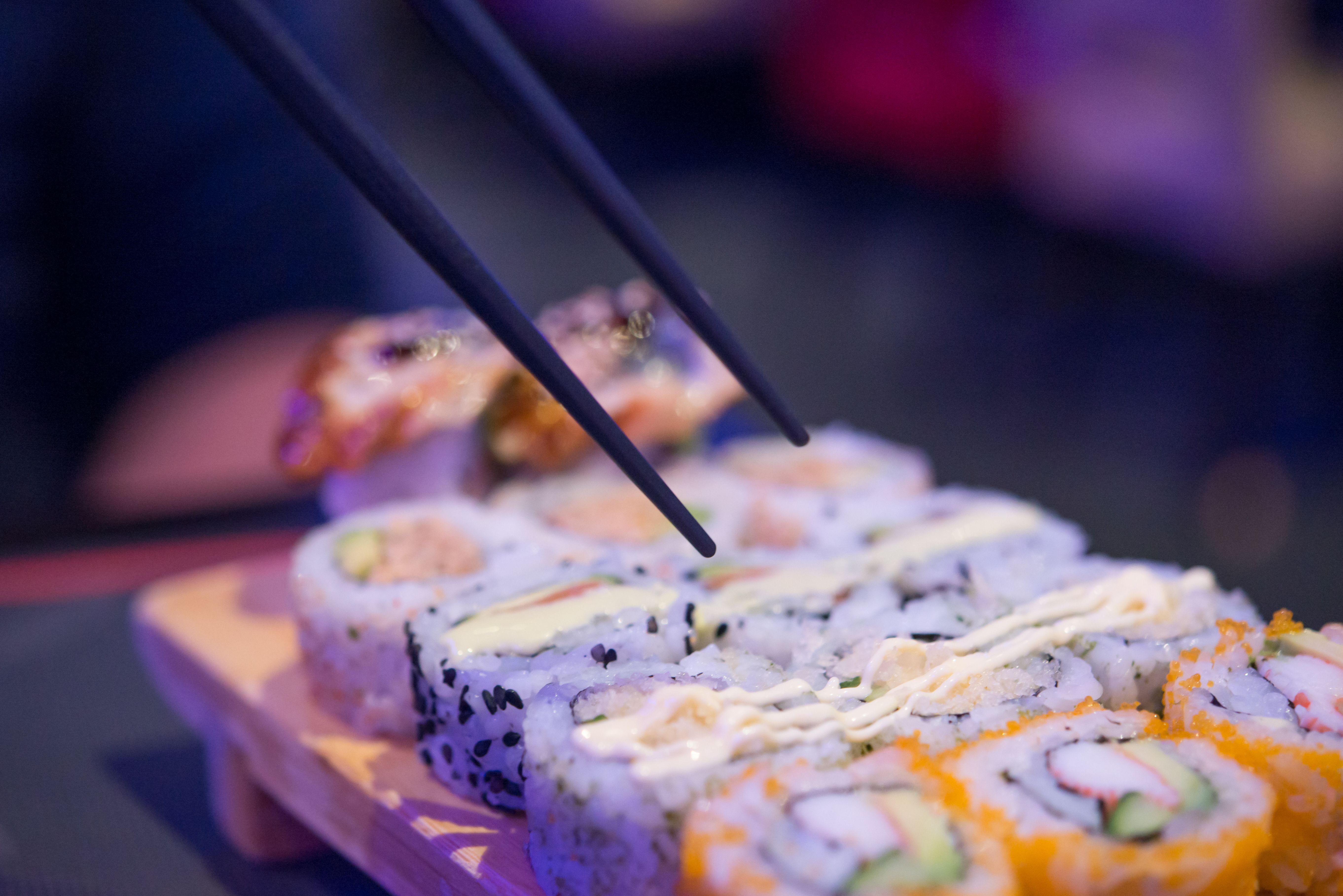 Composição gastronômica refinada em ambiente contemporâneo