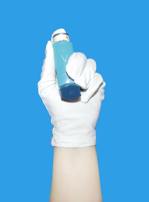 Fotos de stock gratuitas de asma, fondo azul, guantes blancos