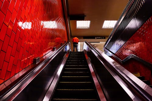 Kostenloses Stock Foto zu backsteinmauer, betontreppen, einrichtung