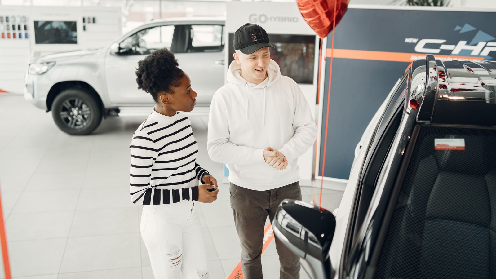 Pessoa avaliando um carro usado antes da primeira compra
