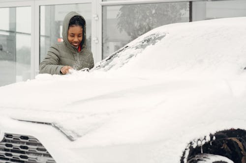 คลังภาพถ่ายฟรี ของ ผู้หญิง, มีหิมะปกคลุม, รถ