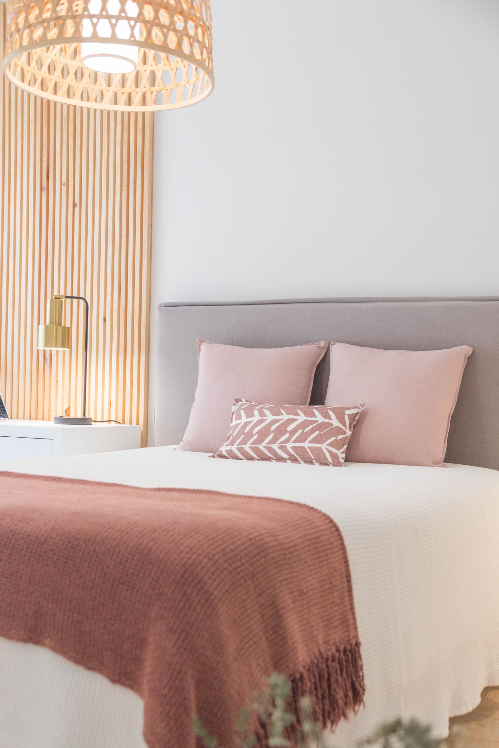 Chambre chaleureuse au lit soigneusement préparé