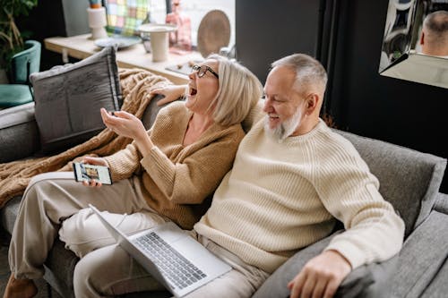 Foto profissional grátis de antigo, casal, computador portátil
