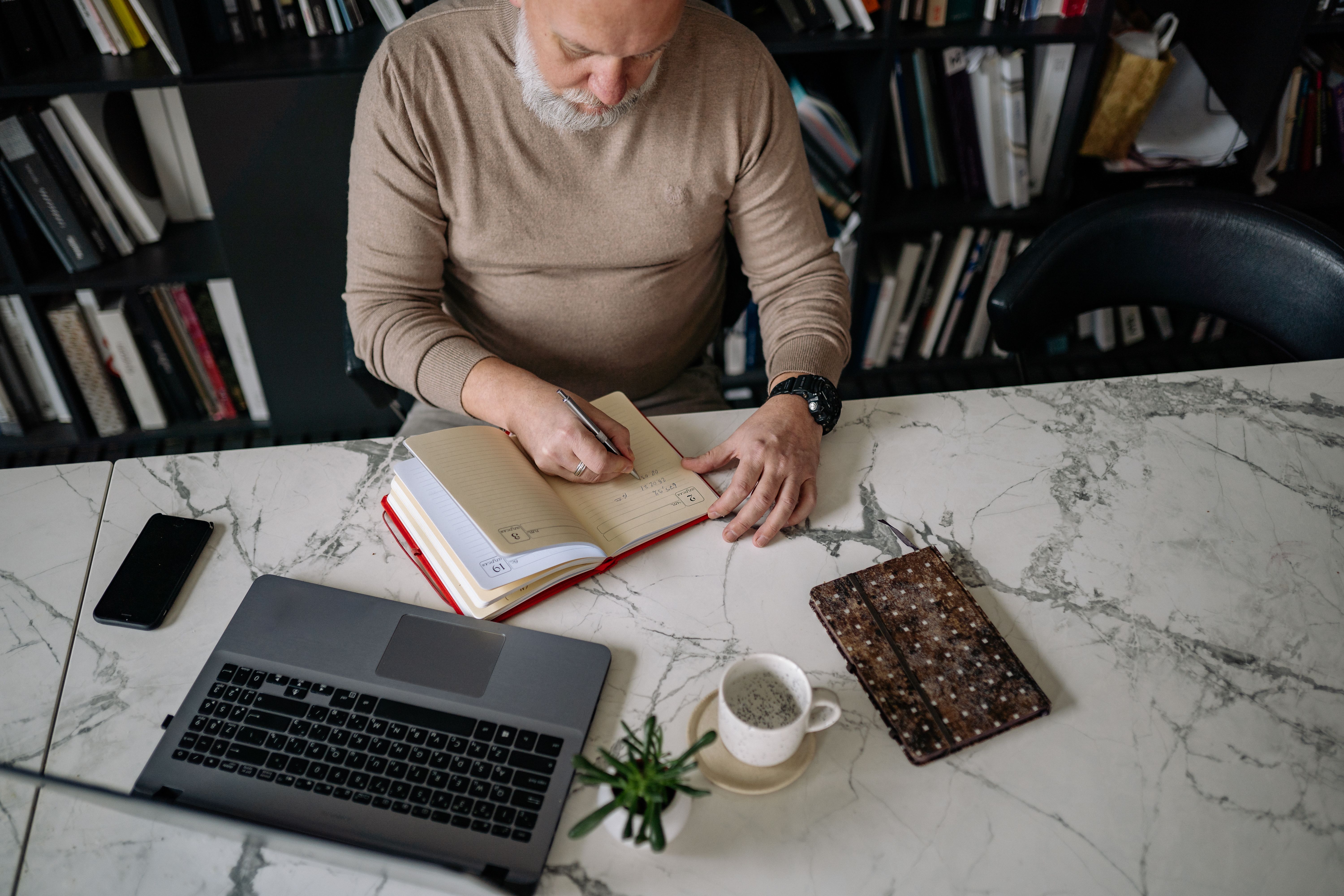 Retirement planning shifts as older investors seek clarity, younger adults pursue aligned goals — Photo by Yan Krukau on Pexe