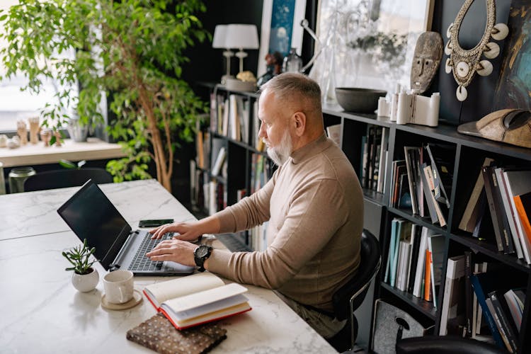 Essential Smart Desks for Modern Home Offices thumbnail